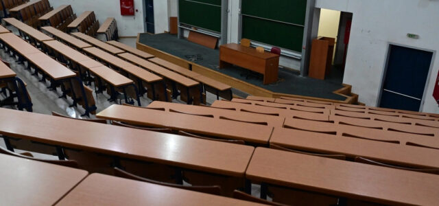 Δημογραφικό και Ελάχιστη Βάση Εισαγωγής «αδειάζουν» τα αμφιθέατρα των πανεπιστημίων
