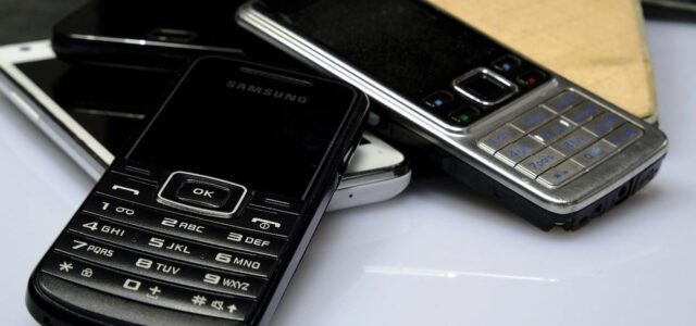 Γιατί όλο και περισσότεροι καταναλωτές στρέφονται προς «απλά» κινητά τηλέφωνα