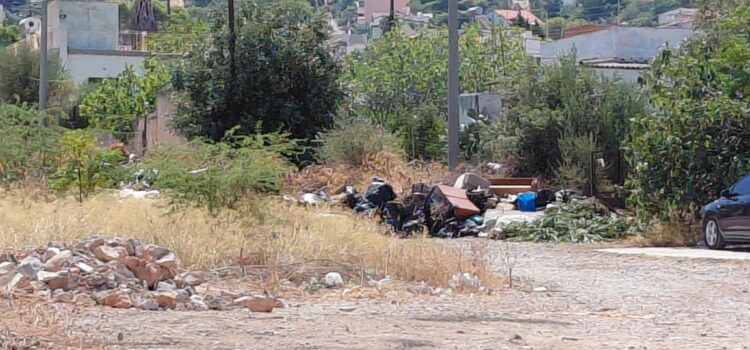 Τι βλέπει; ο δήμαρχος στο δρόμο για το σπίτι του.