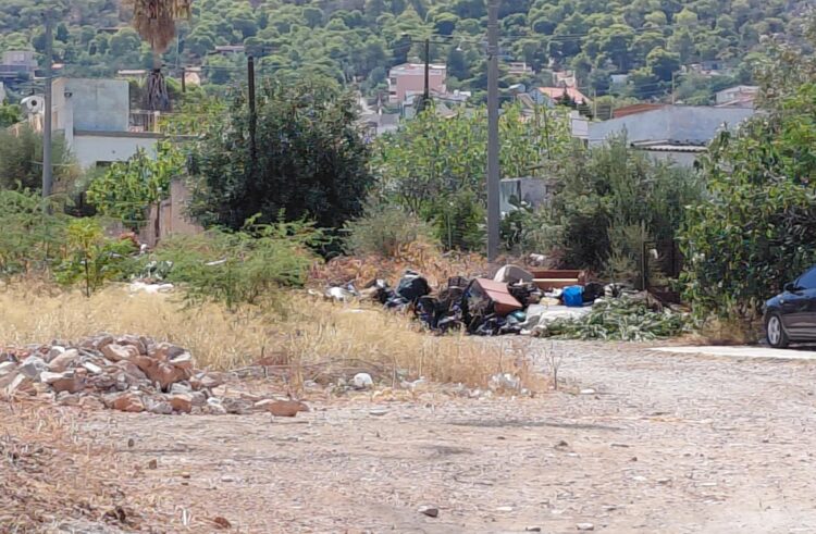 Τι βλέπει; ο δήμαρχος στο δρόμο για το σπίτι του.