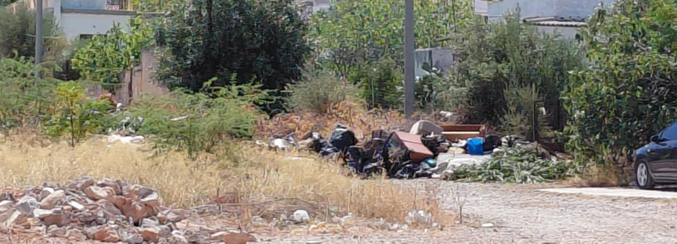 Τι βλέπει; ο δήμαρχος στο δρόμο για το σπίτι του.