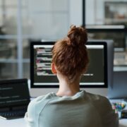 Ένας στους δύο νέους θέλει να ξεκινήσει τη δική του επιχείρηση