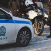 Οδηγός μηχανής παρέσυρε και εγκατέλειψε 18χρονη στη Σαλαμίνα – Αναζητείται από τις Αρχές
