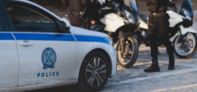 Οδηγός μηχανής παρέσυρε και εγκατέλειψε 18χρονη στη Σαλαμίνα – Αναζητείται από τις Αρχές