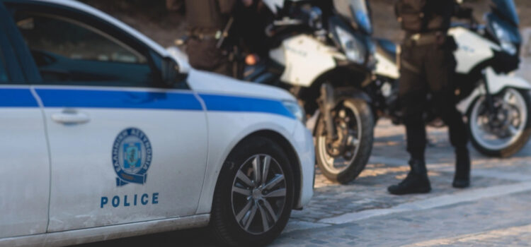 Οδηγός μηχανής παρέσυρε και εγκατέλειψε 18χρονη στη Σαλαμίνα – Αναζητείται από τις Αρχές