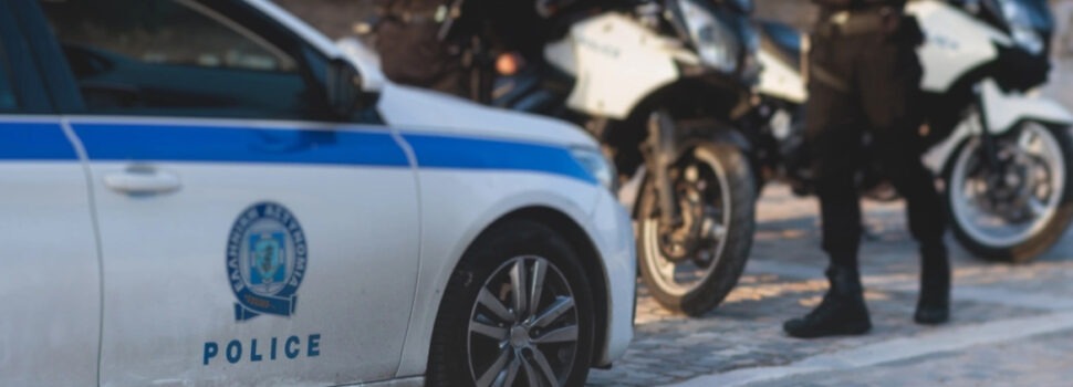 Οδηγός μηχανής παρέσυρε και εγκατέλειψε 18χρονη στη Σαλαμίνα – Αναζητείται από τις Αρχές