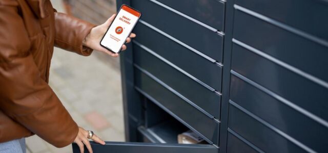 Τα smart lockers φεύγουν από τα πεζοδρόμια και γίνονται…καταστήματα