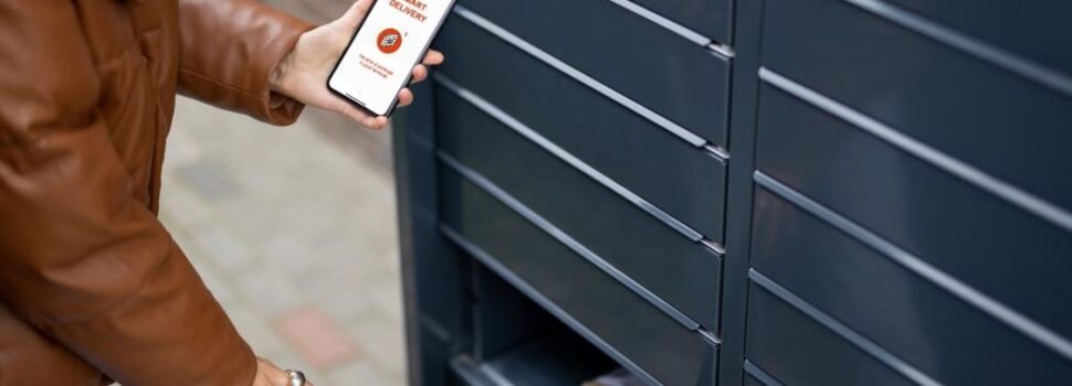 Τα smart lockers φεύγουν από τα πεζοδρόμια και γίνονται…καταστήματα