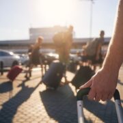 Ποσό ρεκόρ άφησαν στο εξωτερικό οι Ελληνες το 2024 – Ακρίβυναν τα γούστα τους