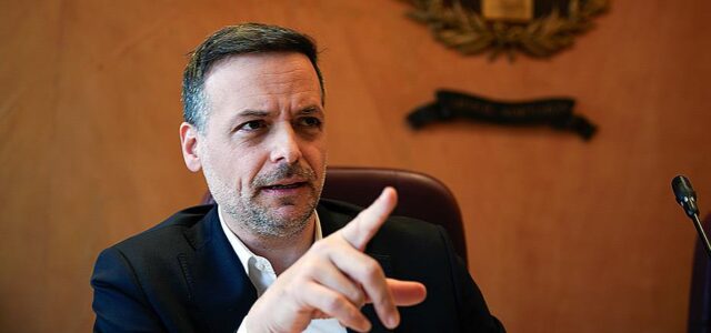 Δούκας: Ο Πρωθυπουργός τιμωρεί τους Δήμους και η πλειοψηφία της ΚΕΔΕ τον χειροκροτεί