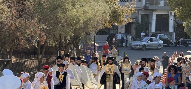 Τίμιο Ξύλο και Άρραφος Χιτώνας του Κυρίου μας στην Ι. Μητρόπολη Πειραιώς