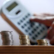 Εφορία: Κάλυψη τεκμηρίων με γονική παροχή ή δωρεά χρημάτων – Ποιες παγίδες κρύβουν