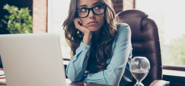 Burnout VS Βoreout: Είναι η πλήξη στη δουλειά πιο επικίνδυνη από την εξουθένωση;