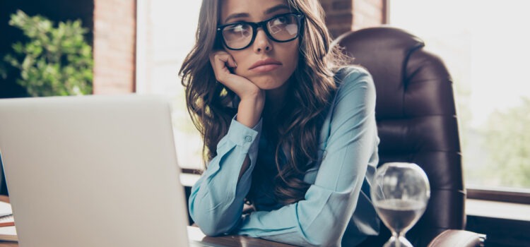 Burnout VS Βoreout: Είναι η πλήξη στη δουλειά πιο επικίνδυνη από την εξουθένωση;