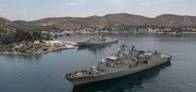 Σύλληψη δύο αλλοδαπών στη Σαλαμίνα για κατασκοπεία – Εντοπίστηκε φωτογραφικό υλικό από Ναυτικό Οχυρό