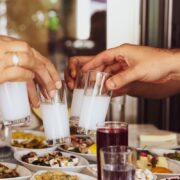 Πόσο πληρώνουμε για το ποτό μας; Η Ελλάδα στις πρώτες θέσεις των ακριβότερων χωρών της Ευρώπης