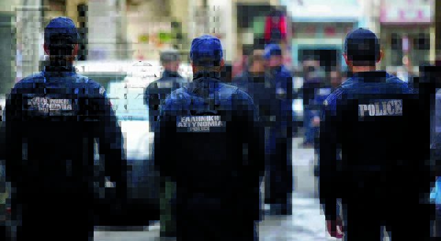 Αυξήσεις στους ενστόλους από τον Οκτώβριο – Πόση θα είναι η μεσοσταθμική ενίσχυση