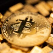 Χρυσός vs Bitcoin: Το «ασφαλές καταφύγιο» κερδίζει το 2025, αλλά για πόσο;