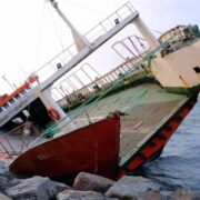 Tο βλέπω το φέρρυ …στα βράχια