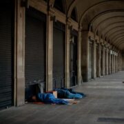 Η Ευρώπη αποτυγχάνει να στεγάσει τους πολίτες της: Πρωτοφανής αύξηση των αστέγων – Αποκαρδιωτικά στοιχεία