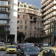 Άναψαν» οι πρώτες 41 κάμερες που θα στέλνουν αυτόματα τα πρόστιμα στους οδηγούς – Ιδίως αν… μιλούν στο κινητό