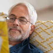 Μπορεί η ανάγνωση βιβλίων να παρατείνει τη ζωή σας; Τι λέει η επιστήμη