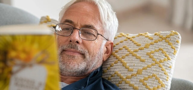 Μπορεί η ανάγνωση βιβλίων να παρατείνει τη ζωή σας; Τι λέει η επιστήμη