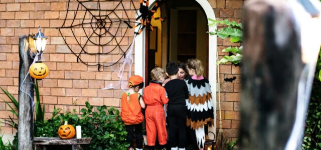 Τι είναι το «φάρσα ή κέρασμα» του Halloween; Πώς ξεκίνησε και ποια είναι τα… πειράγματα σε όσους δεν δώσουν λιχουδιά;