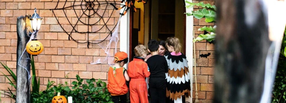 Τι είναι το «φάρσα ή κέρασμα» του Halloween; Πώς ξεκίνησε και ποια είναι τα… πειράγματα σε όσους δεν δώσουν λιχουδιά;