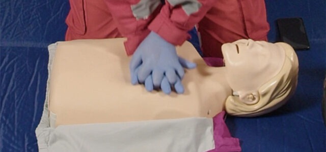 Πώς να κάνετε ΚΑΡΠΑ και χρήση απινιδωτή – Βίντεο και οδηγός βήμα-βήμα