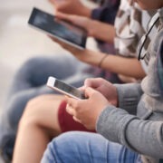 Social Media: Μέσω Kids Wallet ο περιορισμός πρόσβασης των ανηλίκων – «Κλειδί» ο ρόλος των γονέων