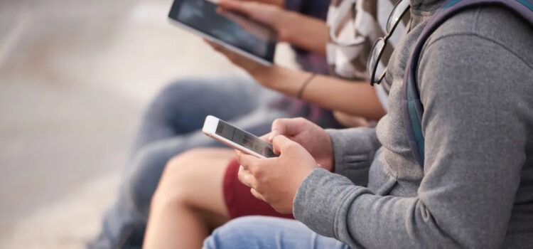 Ευρωκοινοβούλιο: «Ναι» στην απαγόρευση πρόσβασης στο διαδίκτυο σε παιδιά κάτω των 13 ετών