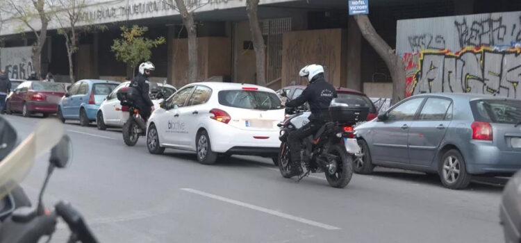 Το υπουργείο Μεταφορών απαντά στην… αγωνία του διαδικτυακού κλικ για τον νέο Κώδικα Οδικής Κυκλοφορίας: Τι ισχύει για καφέ, νερό, μπουφάν, σακούλες στο πίσω κάθισμα