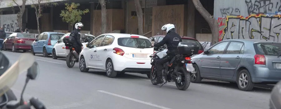 Το υπουργείο Μεταφορών απαντά στην… αγωνία του διαδικτυακού κλικ για τον νέο Κώδικα Οδικής Κυκλοφορίας: Τι ισχύει για καφέ, νερό, μπουφάν, σακούλες στο πίσω κάθισμα