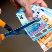 Πώς διεκδικούν «κούρεμα» χρέους οι οφειλέτες – Οδηγίες ρύθμισης χρεών