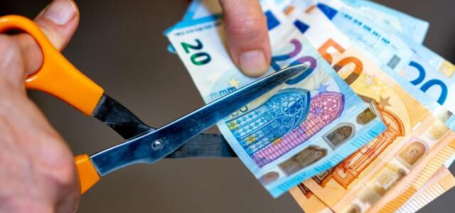 Πώς διεκδικούν «κούρεμα» χρέους οι οφειλέτες – Οδηγίες ρύθμισης χρεών