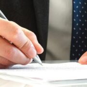 Κληρονομιά με χρέη: Τι πρέπει να γνωρίζει ο κληρονόμος – Ο κίνδυνος για την προσωπική του περιουσία