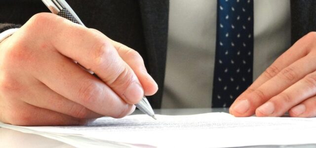 Κληρονομιά με χρέη: Τι πρέπει να γνωρίζει ο κληρονόμος – Ο κίνδυνος για την προσωπική του περιουσία
