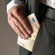 Το Πόθεν Έσχες «έκαψε» εύπορο δημόσιο υπάλληλο με υψηλές καταθέσεις