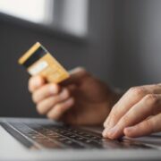 Οι τράπεζες «γνωρίζονται» με νέους πελάτες μικρότερης ηλικίας