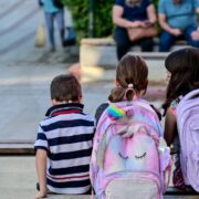 Παιδιά κατώτερης τάξης το 2026 στην Ελλάδα – Πώς η κοινωνική προέλευση τα κυνηγά εφ’ όρου ζωής