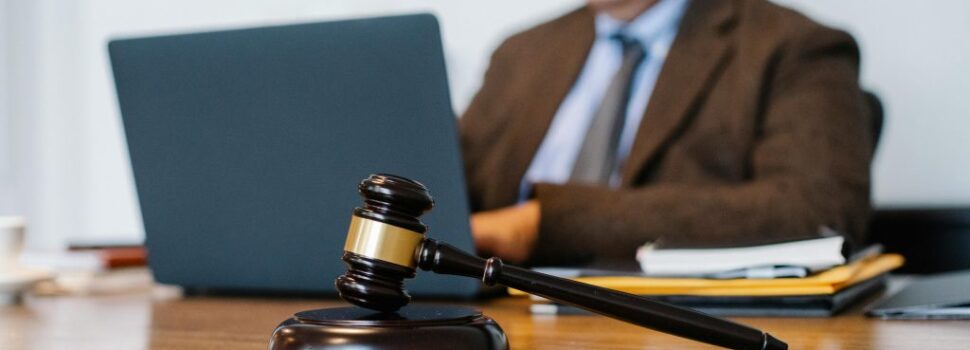 Κληρονομικό δίκαιο: Ψηφιακές διαθήκες και μεγαλύτερα μερίδια για συζύγους – Τι είναι ο θεσμός των κληρονομικών συμβάσεων