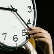 Αλλαγή ώρας 2025: Πότε γυρίζουμε τους δείκτες μία ώρα πίσω
