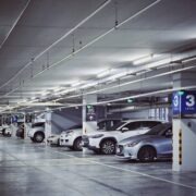 Πώς οι θέσεις στάθμευσης έγιναν μια από τις πιο αποδοτικές επενδύσεις της τελευταίας 5ετίας