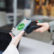 Κάρτες και e-payments: Πώς θα κερδίσουν έκπτωση φόρου οι πολίτες και το 2026