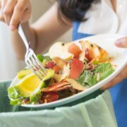 Ο «αόρατος εχθρός» της ανθρωπότητας – Η Ελλάδα ανάμεσα στις χώρες με τη μεγαλύτερη σπατάλη τροφίμων στην Ευρώπη