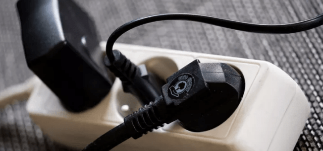 SOS: Τρεις συσκευές που δεν πρέπει ποτέ να βάζετε σε πολύπριζο -Κίνδυνος πυρκαγιάς