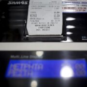 Ηλεκτρονικές αποδείξεις: Ποιοι γλιτώνουν και ποιοι κινδυνεύουν με έξτρα φόρο