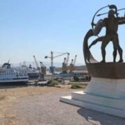 ΤΑ ΟΝΟΜΑΤΑ ΤΩΝ ΑΔΙΚΟΧΑΜΕΝΩΝ ΠΑΙΔΙΩΝ ΣΤΗΝ ΠΛΑΤΕΙΑ ΣΥΝΤΑΓΜΑΤΟΣ ΚΑΙ Η ΕΠΙΛΕΚΤΙΚΗ ΙΕΡΟΤΗΤΑ ΤΩΝ ΜΝΗΜΕΙΩΝ