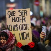 Τα στοιχεία για τη βία κατά των γυναικών σε Ελλάδα και Ευρώπη – Η ανισότητα των φύλων ξεκινά από την οικονομία